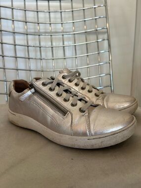 Clarks sneakers size 9 Gold Rose Lace Up